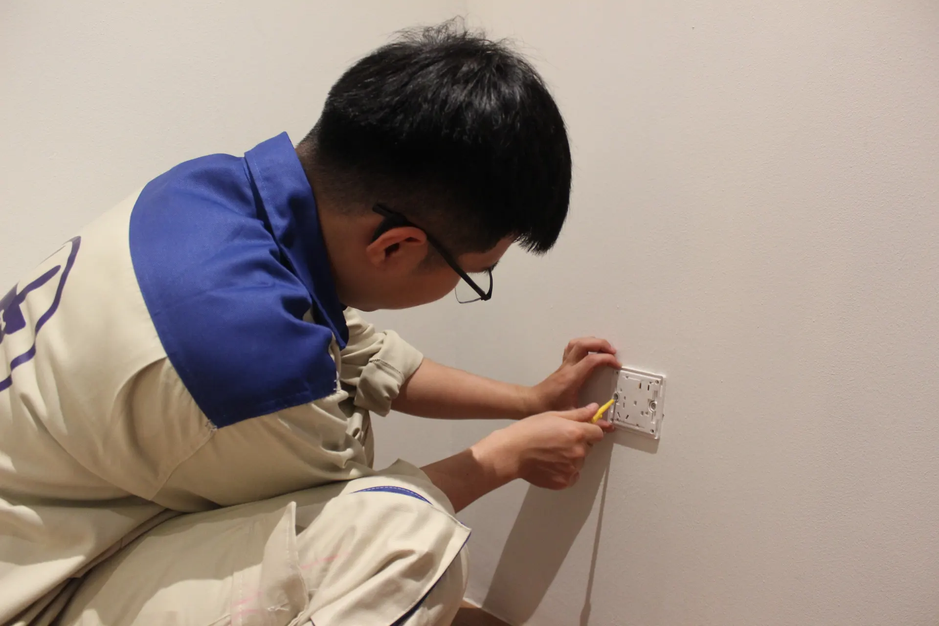 Thợ sửa điện tại nhà Hà Nội đang kiểm tra hệ thống điện